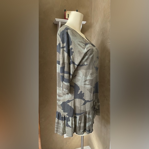 Dantelle Anthropologie Half Sleeve Camouflage Print Ruffle Bottom Top Size M - Picture 3 of 9